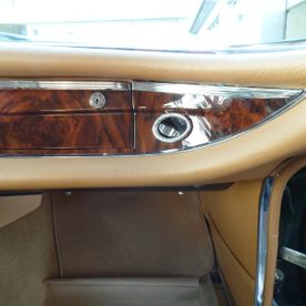 Beige-braunes Holzdesign im Auto